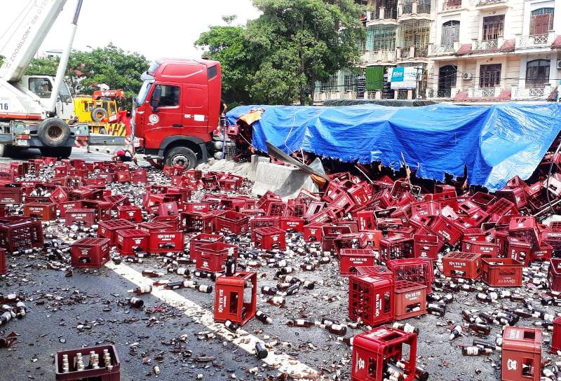 Xe đầu kéo nổ lốp rồi tông dải phân cách, hàng ngàn chai bia đổ kín đường