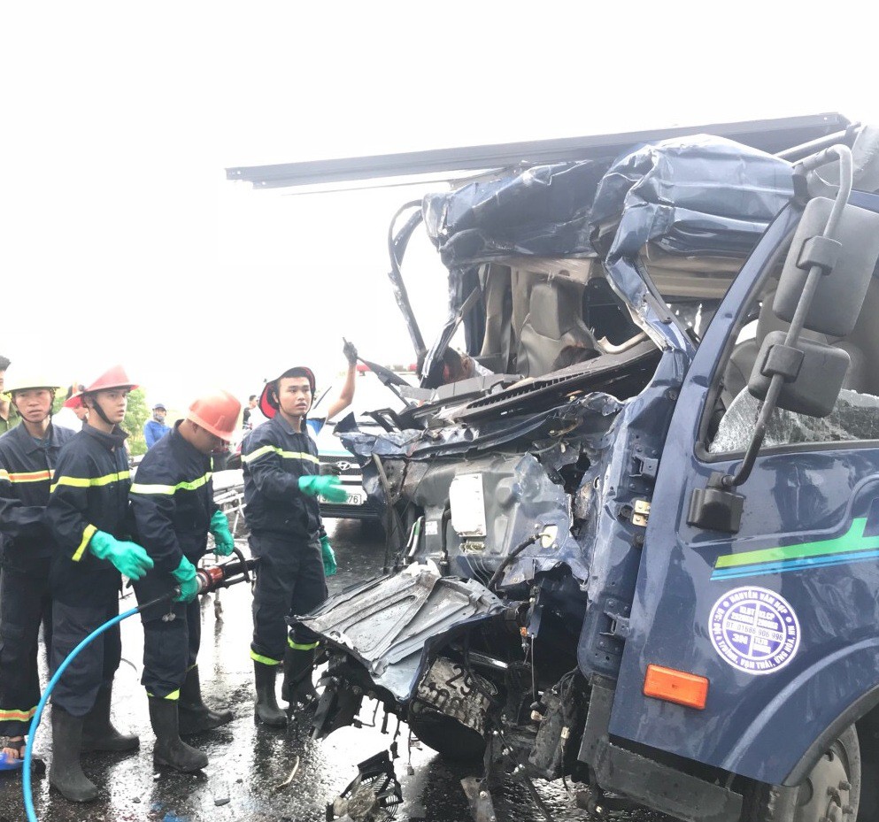 3 ô tô nát bét khi tông nhau trên QL1A, 3 người thương vong