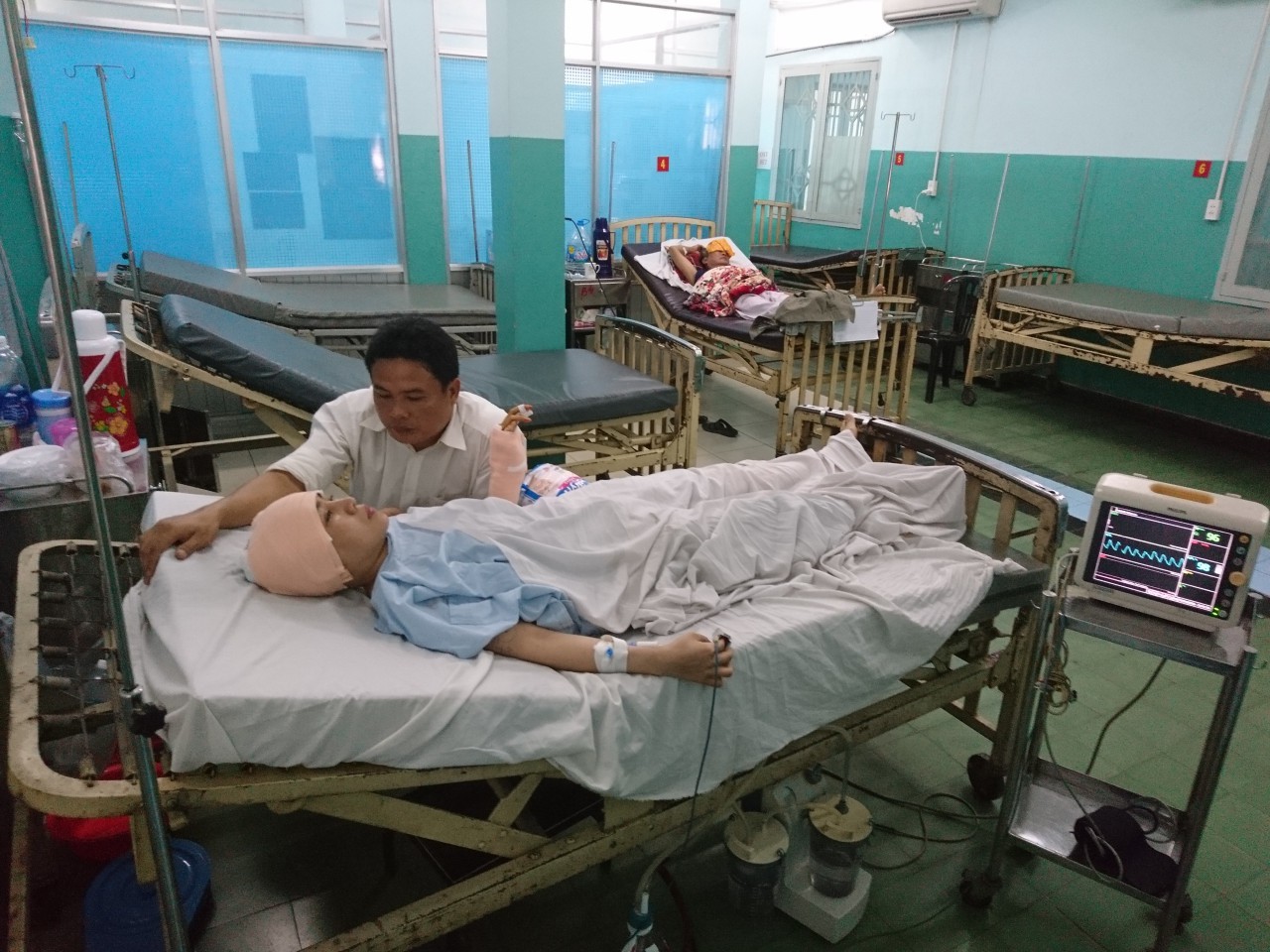 Th&ocirc;ng tin mới nhất vụ bắn người nhậu với bạn g&aacute;i trong ph&ograve;ng trọ - Ảnh 1.