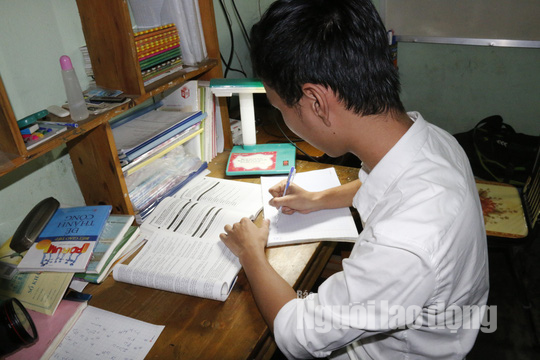 Nam sinh đạt 9,75 điểm m&ocirc;n văn mơ ước trở th&agrave;nh gi&aacute;o vi&ecirc;n tiếng Anh - Ảnh 3.
