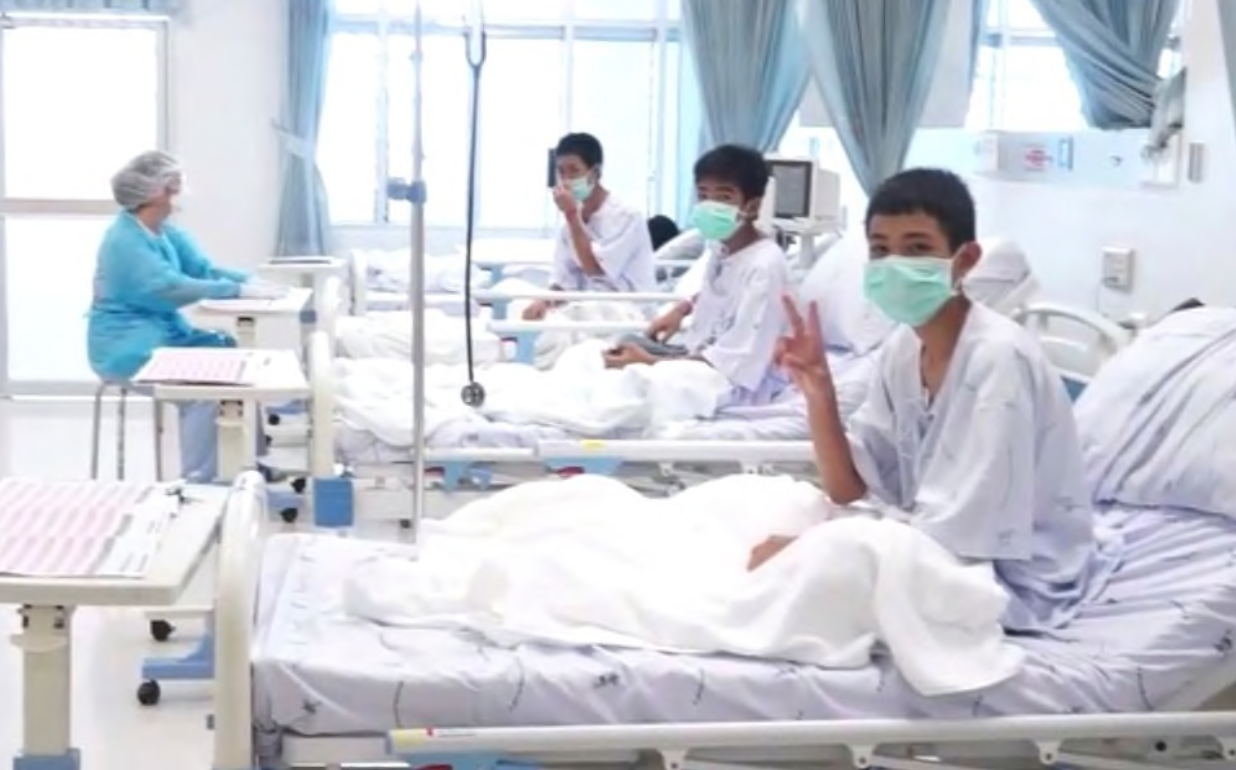 Giải cứu đội b&oacute;ng mắc kẹt: C&aacute;c thiếu ni&ecirc;n &ldquo;ngủ&rdquo; khi ra khỏi hang - Ảnh 1.