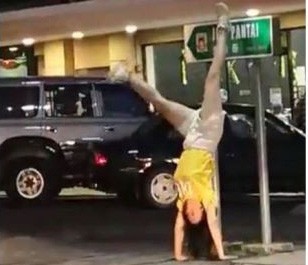 Nữ du khách Trung Quốc gây “bão” vì trồng cây chuối ở Malaysia