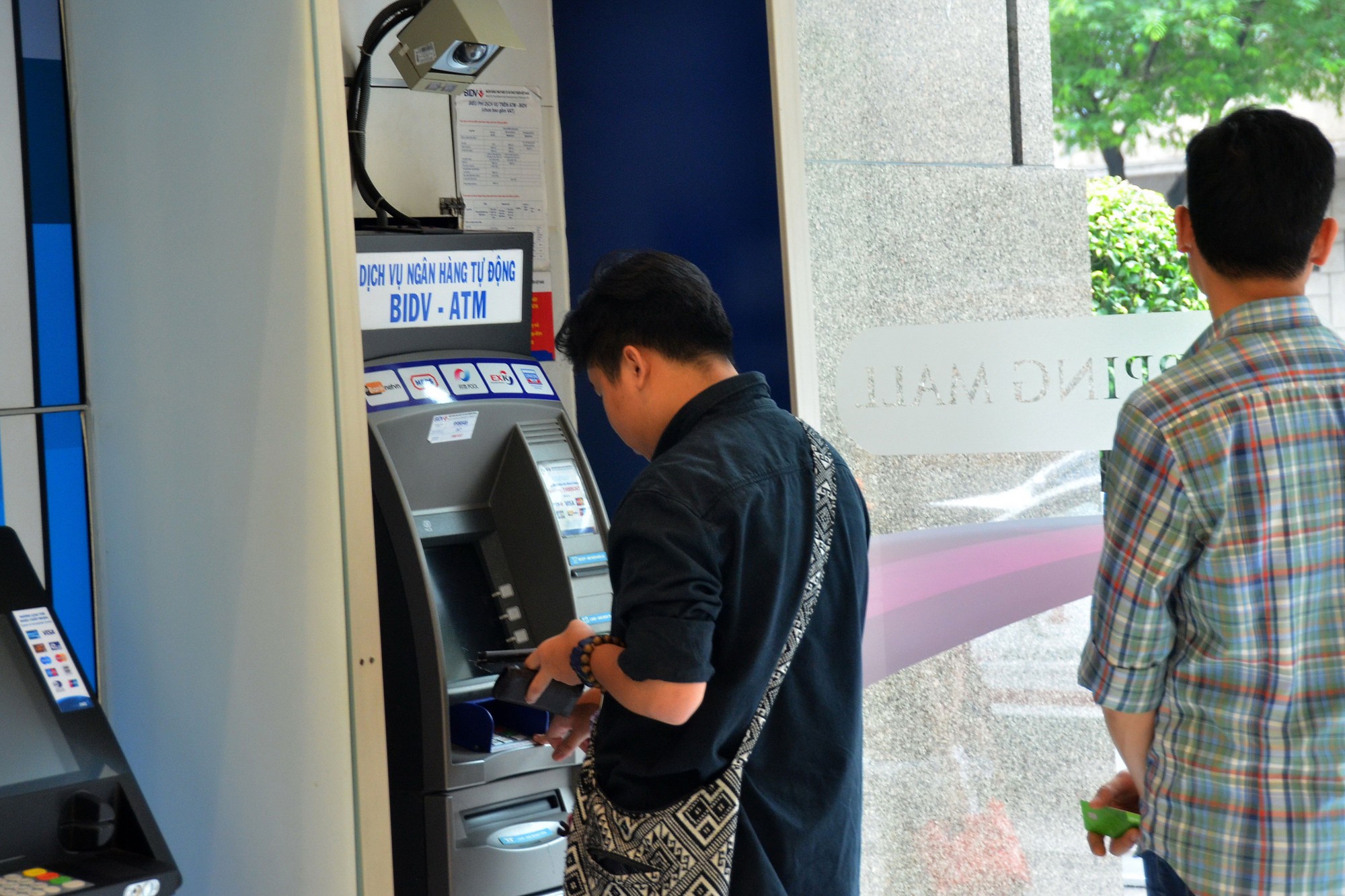 Yêu cầu 4 ngân hàng báo cáo việc tăng phí