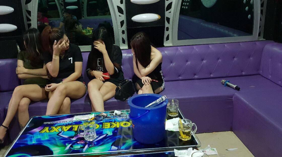 TP HCM: Dân chơi náo loạn khi công an vào quán bar, karaoke - Ảnh 3.