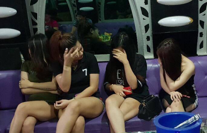 TP HCM: Dân chơi náo loạn khi công an vào quán bar, karaoke