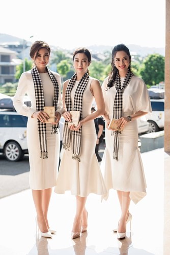 Á hậu Hoàng My lái xe chở Mâu Thủy vượt đèo lên vùng cao tặng sách - Ảnh 2.