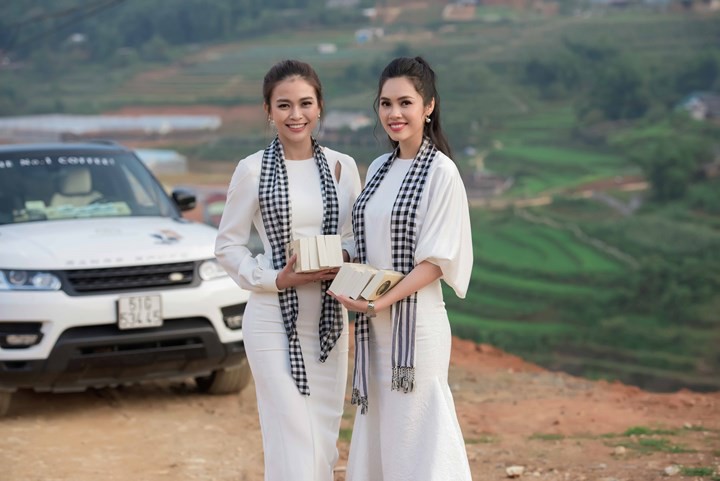 Á hậu Hoàng My lái xe chở Mâu Thủy vượt đèo lên vùng cao tặng sách