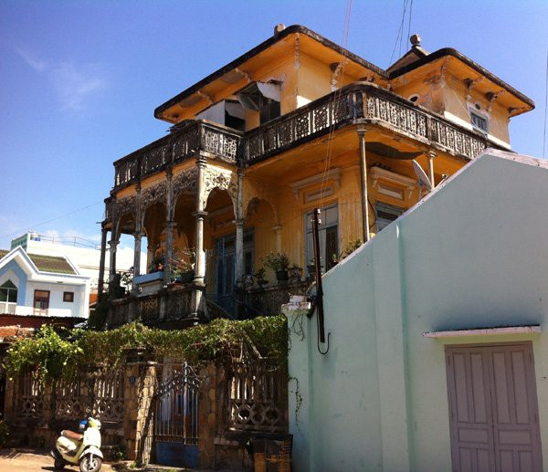 Đại gia mù lấy 3 vợ, xây biệt thự to nhất phố biển Phan Thiết