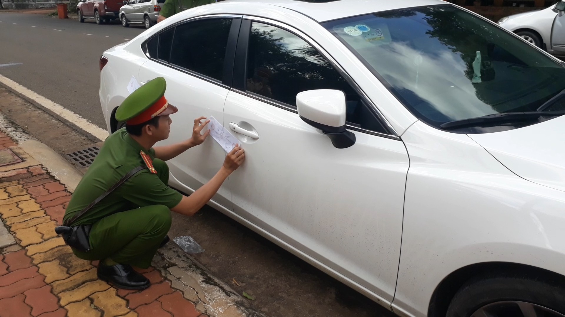 C&oacute; &ocirc;ng ch&uacute; l&agrave;m ở bộ, thanh ni&ecirc;n bị CSGT phạt 13 triệu đồng - Ảnh 1.