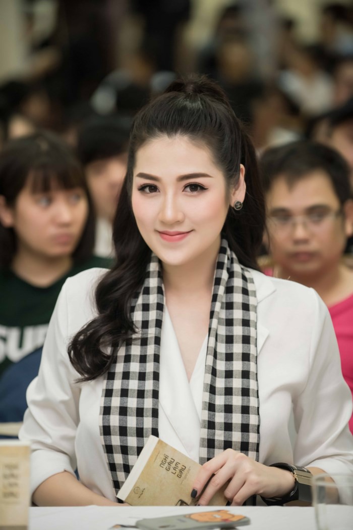 Á hậu Tú Anh hào hứng tặng sách cho sinh viên Hà Nội - Ảnh 1.