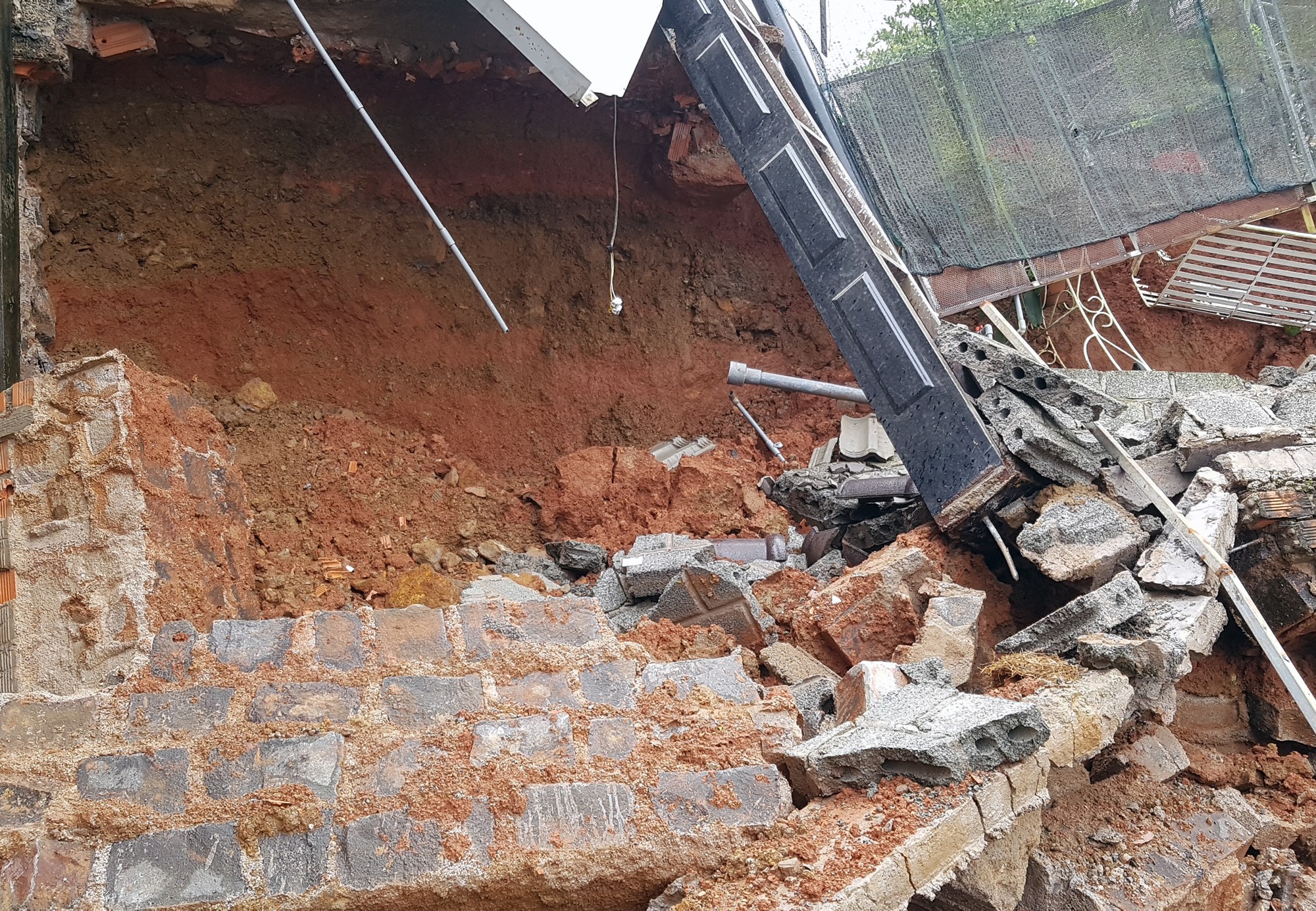 D&ugrave;ng m&aacute;y x&uacute;c san gạt đất g&acirc;y sập nh&agrave; h&agrave;ng x&oacute;m? - Ảnh 2.