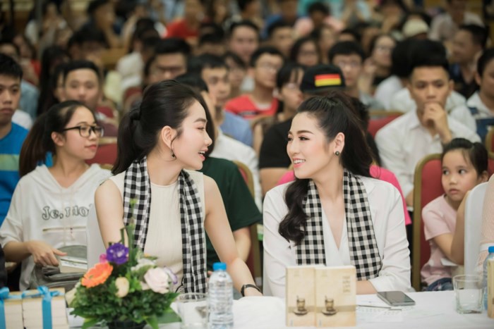 Á hậu Tú Anh hào hứng tặng sách cho sinh viên Hà Nội