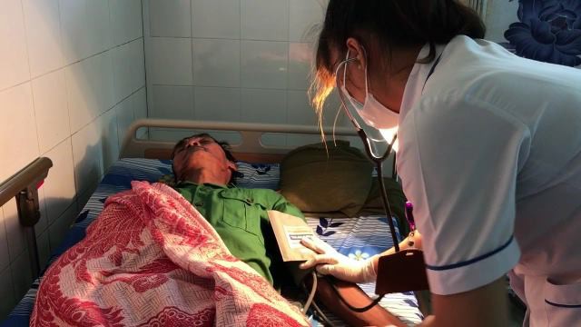 Mưa lớn, tàu cá lật khiến 9 ngư dân rơi xuống biển