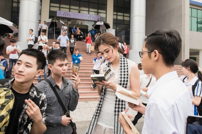 Á hậu Tú Anh hào hứng tặng sách cho sinh viên Hà Nội - Ảnh 3.