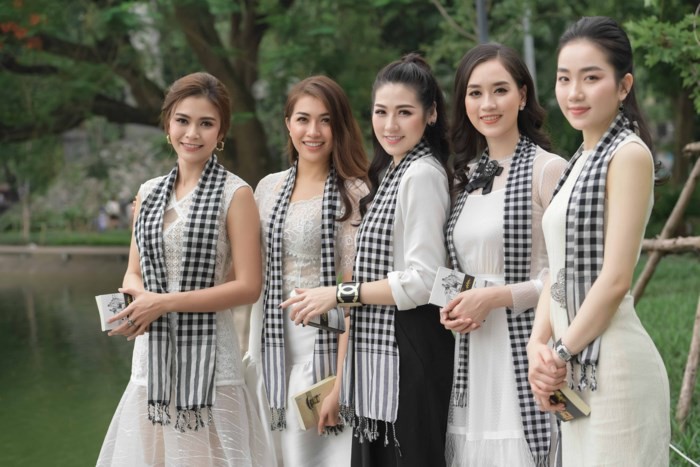 Á hậu Tú Anh hào hứng tặng sách cho sinh viên Hà Nội - Ảnh 4.