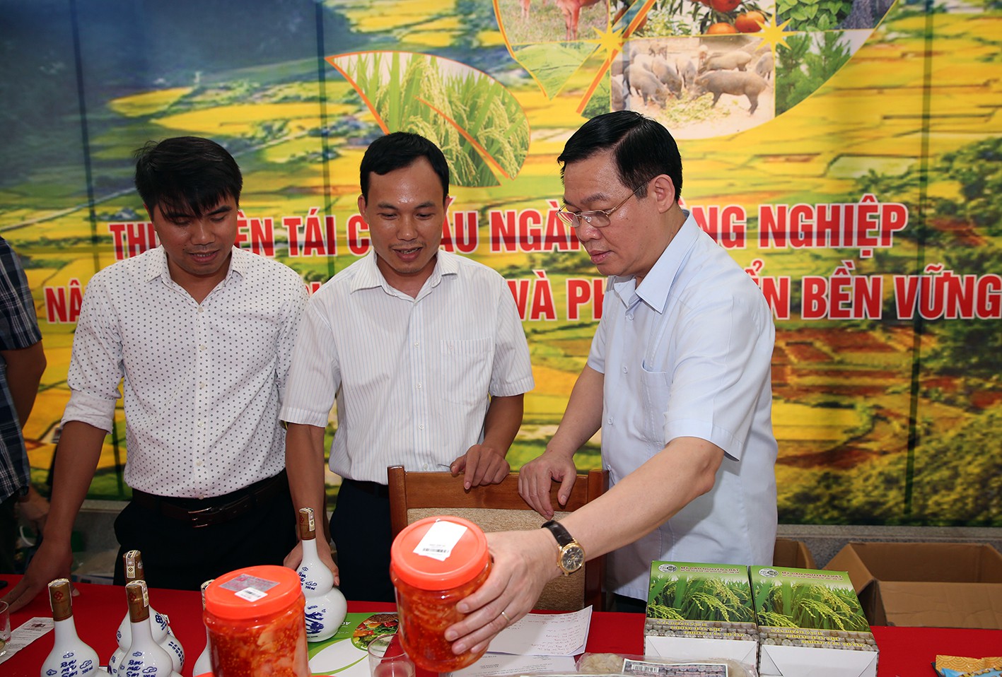 Ph&oacute; Thủ tướng Vương Đ&igrave;nh Huệ: Chương tr&igrave;nh OCOP, h&atilde;y gắn sao v&agrave;o l&ograve;ng d&acirc;n - Ảnh 2.