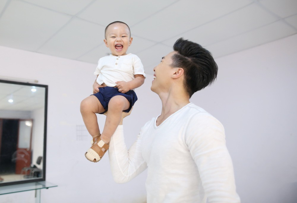 Tranh cãi việc Quốc Nghiệp cho con trai 2 tuổi làm xiếc nguy hiểm