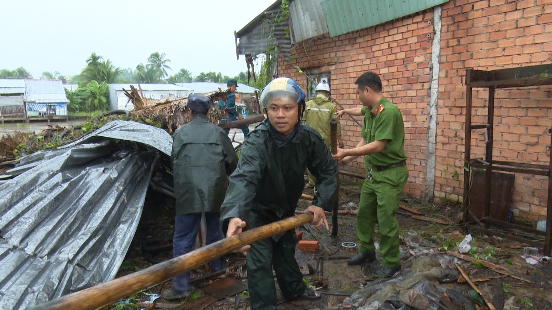 H&atilde;i h&ugrave;ng d&ocirc;ng lốc khiến h&agrave;ng loạt nh&agrave; d&acirc;n bị sập v&agrave; tốc m&aacute;i - Ảnh 6.