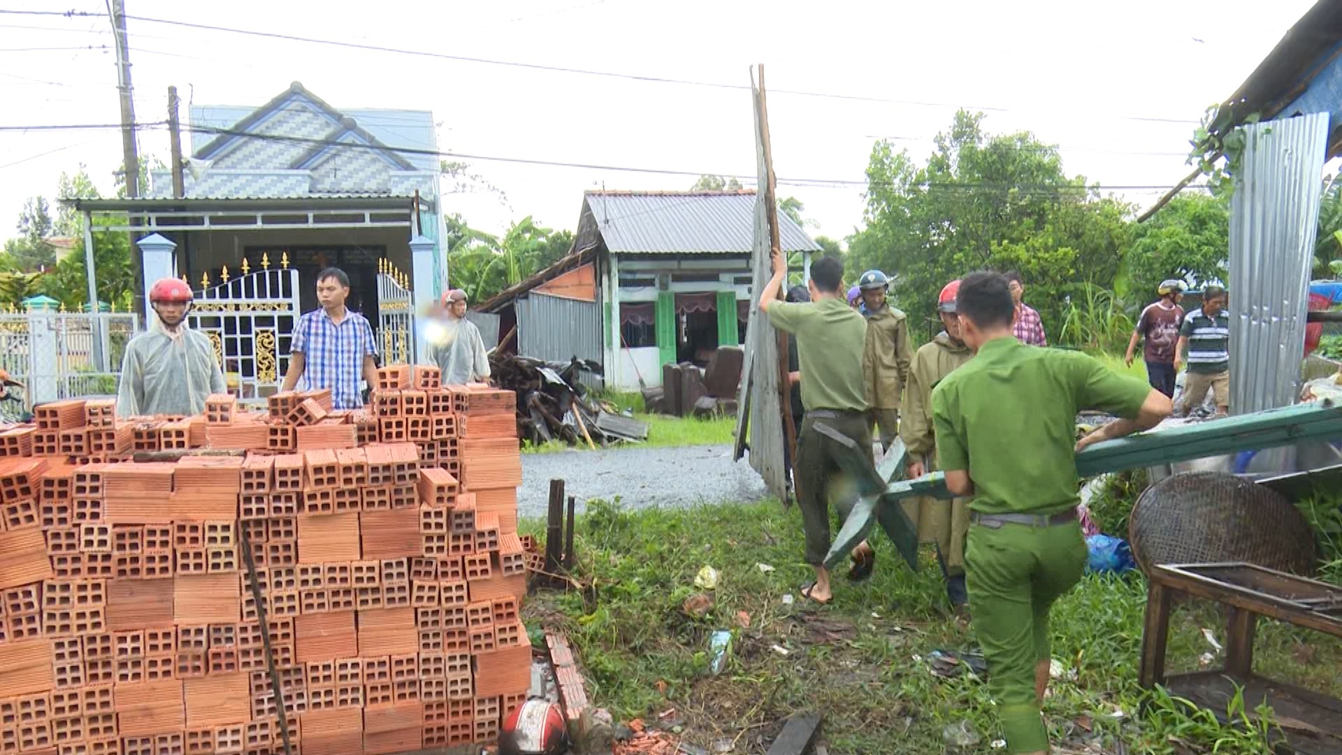H&atilde;i h&ugrave;ng d&ocirc;ng lốc khiến h&agrave;ng loạt nh&agrave; d&acirc;n bị sập v&agrave; tốc m&aacute;i - Ảnh 7.