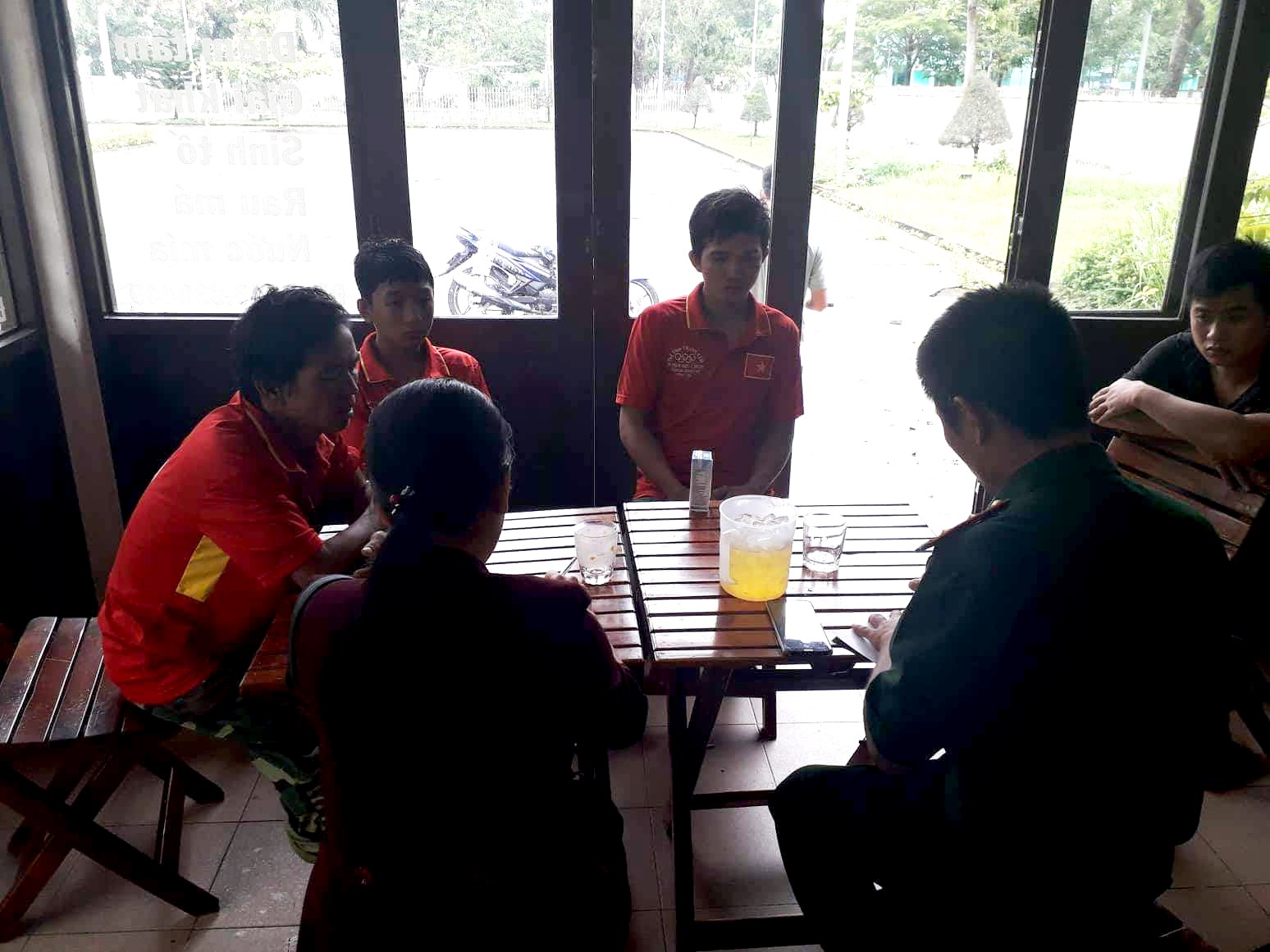 Mưa lớn, t&agrave;u c&aacute; lật khiến 9 ngư d&acirc;n rơi xuống biển - Ảnh 2.