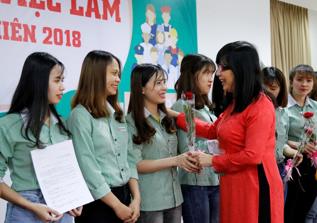 2.372 vị tr&iacute; việc l&agrave;m cho SV ĐH Đ&ocirc;ng &Aacute; ngay trước lễ tốt nghiệp - Ảnh 1.
