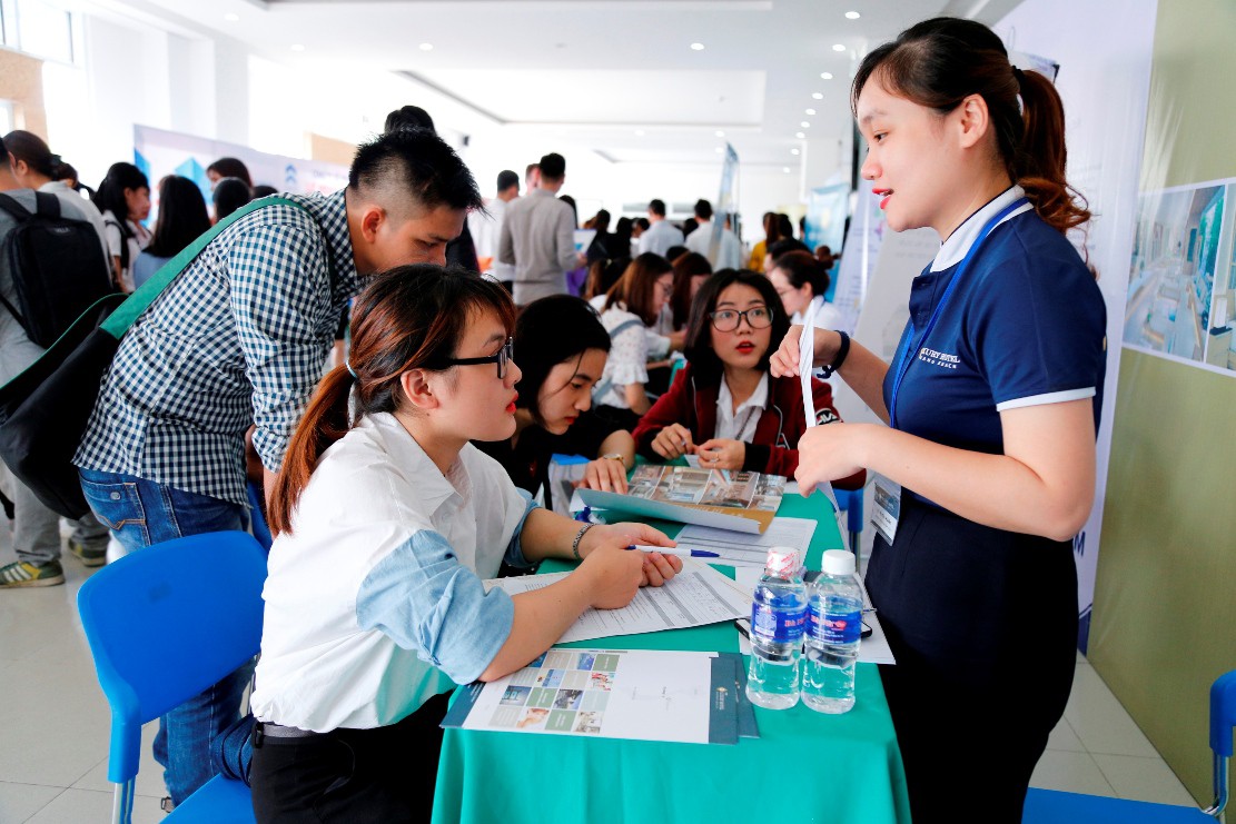 2.372 vị tr&iacute; việc l&agrave;m cho SV ĐH Đ&ocirc;ng &Aacute; ngay trước lễ tốt nghiệp - Ảnh 3.