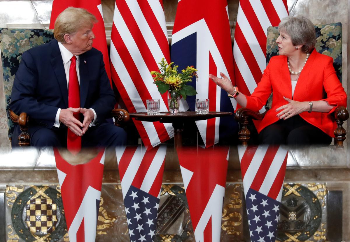 Ông Trump quay ngoắt 180 độ sang ca ngợi bà May