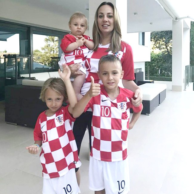 Những hậu phương xinh đẹp của c&aacute;c ng&ocirc;i sao Croatia - Ảnh 5.