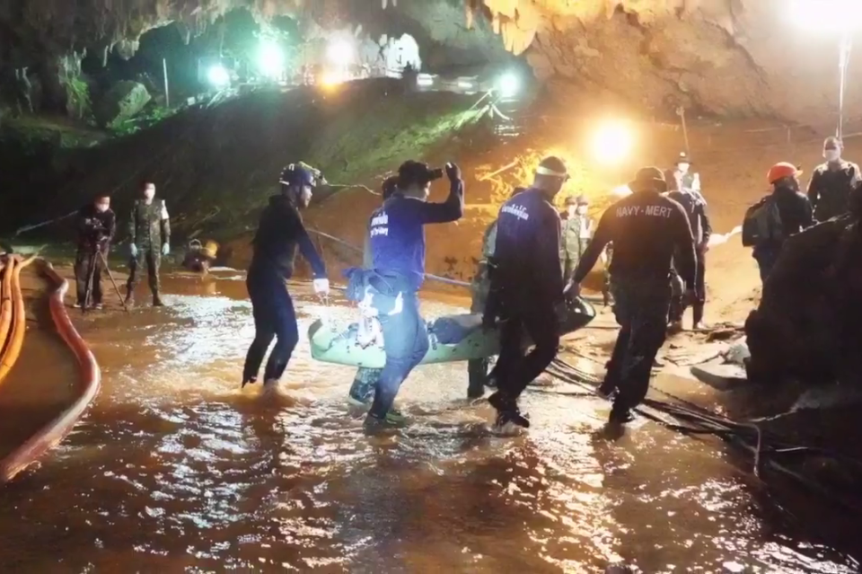 Vụ giải cứu đội bóng mắc kẹt: Hy vọng đến từ những dấu tay trên vách đá