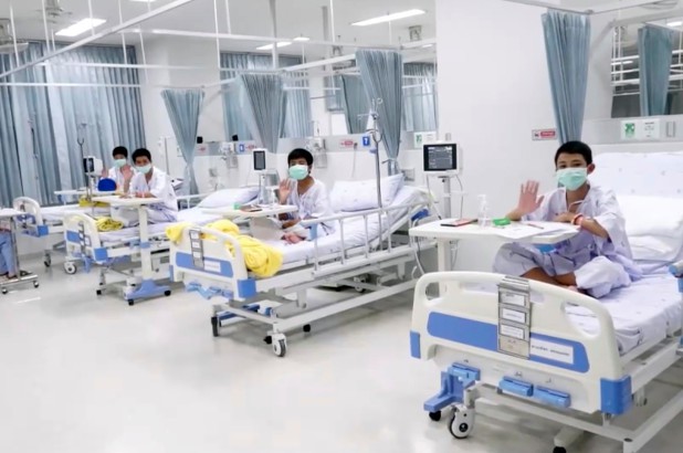 Đội bóng mắc kẹt quay video cảm ơn lực lượng cứu hộ