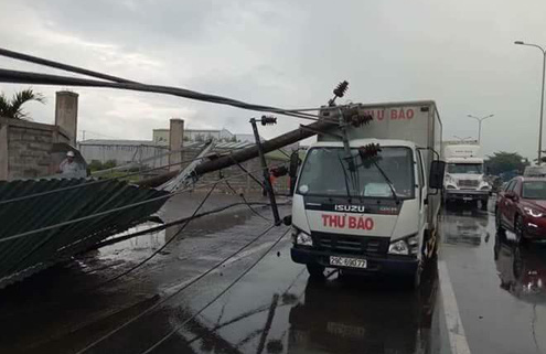 Lốc quật gãy hàng loạt trụ điện trên Quốc lộ 51