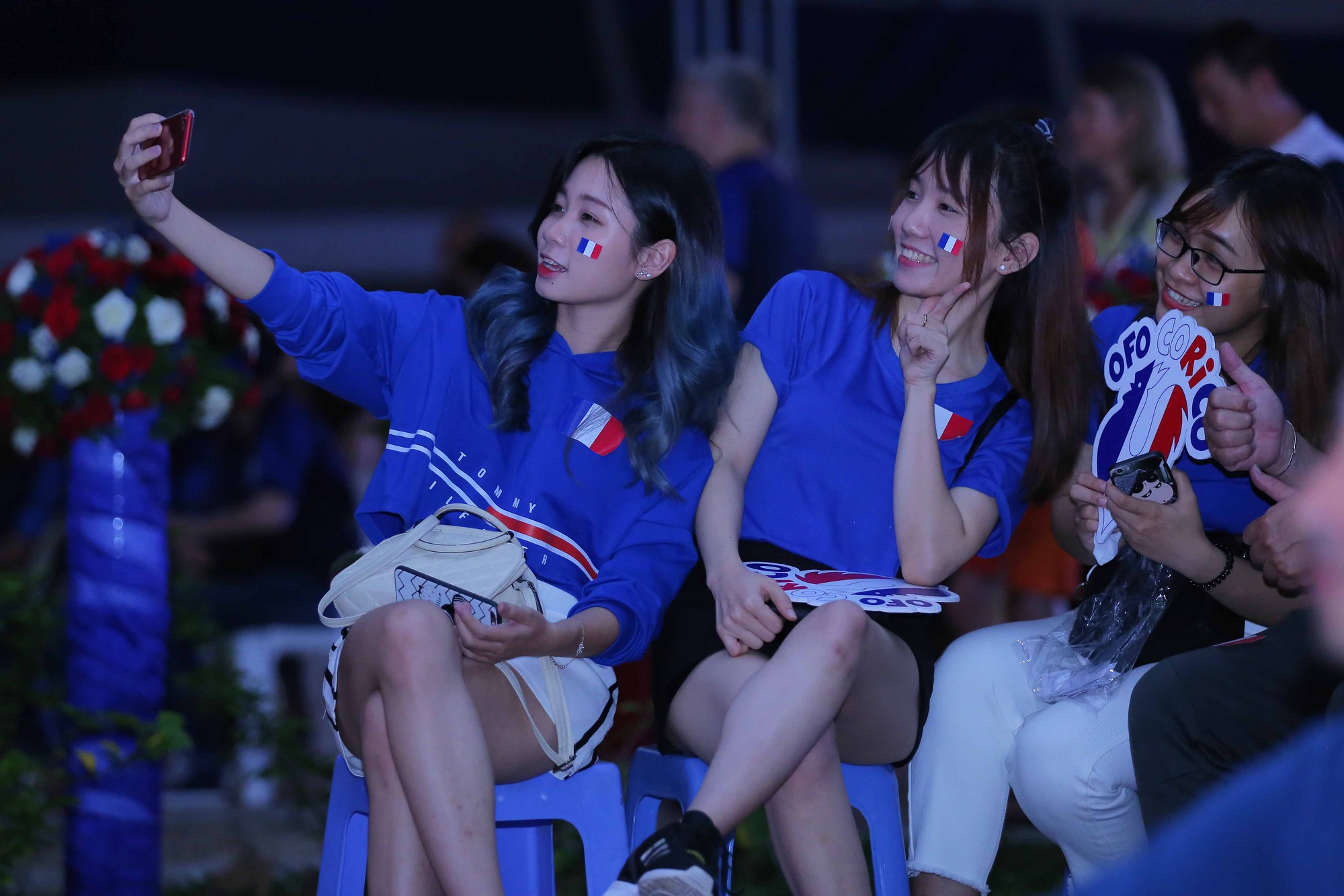 Ph&aacute;p v&ocirc; địch World Cup, CĐV Ph&aacute;p tại TP HCM vỡ &ograve;a hạnh ph&uacute;c - Ảnh 6.