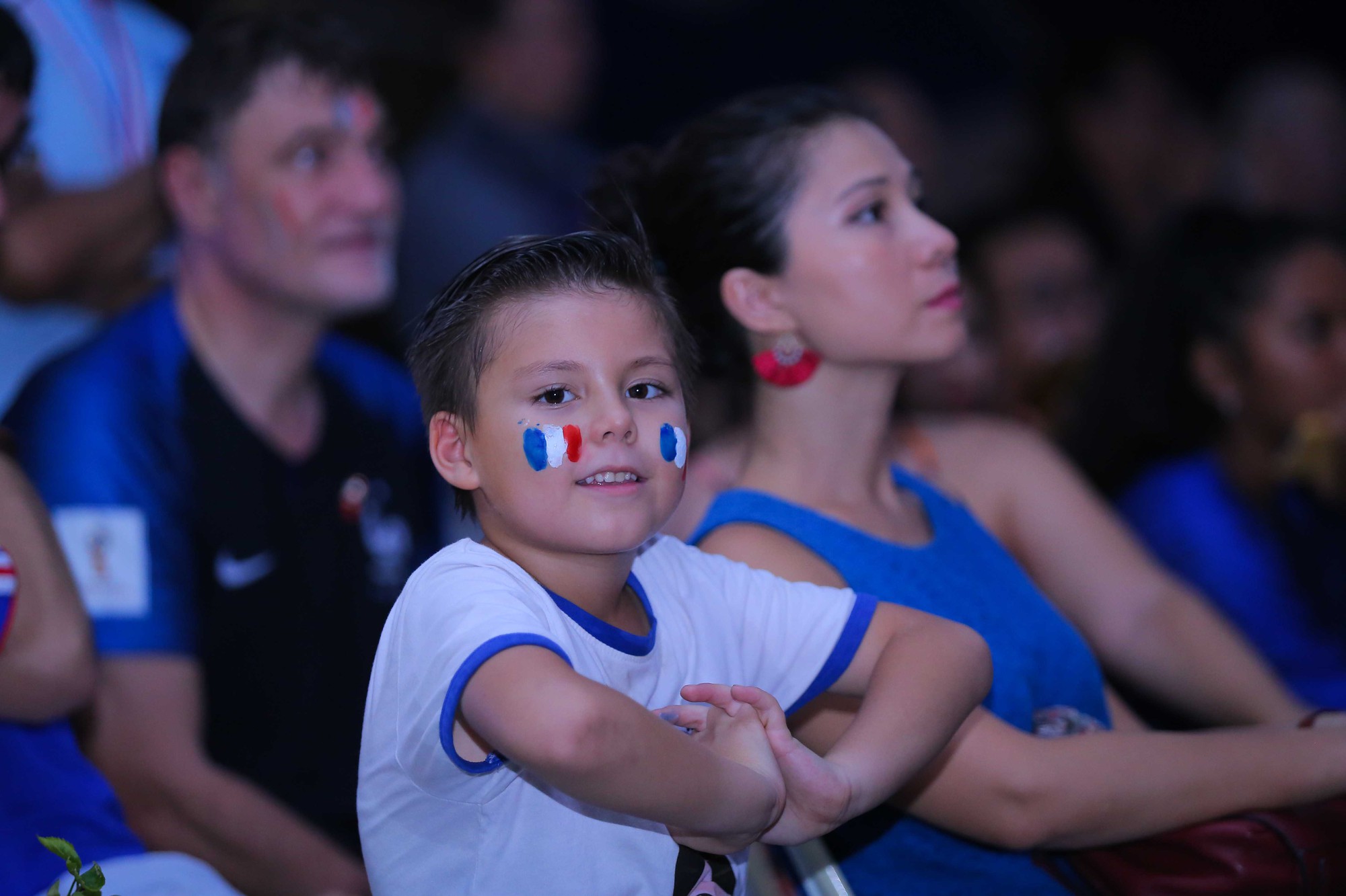 Ph&aacute;p v&ocirc; địch World Cup, CĐV Ph&aacute;p tại TP HCM vỡ &ograve;a hạnh ph&uacute;c - Ảnh 3.