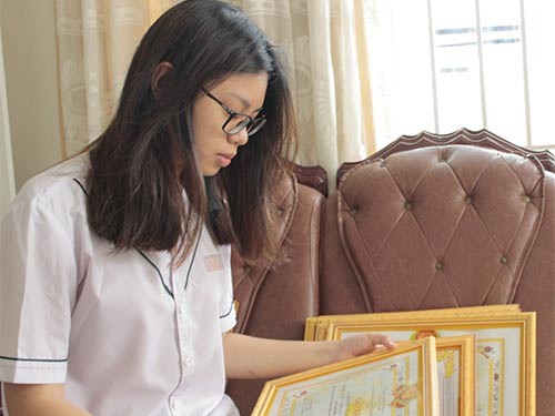 Hai nữ thủ khoa miền gió cát