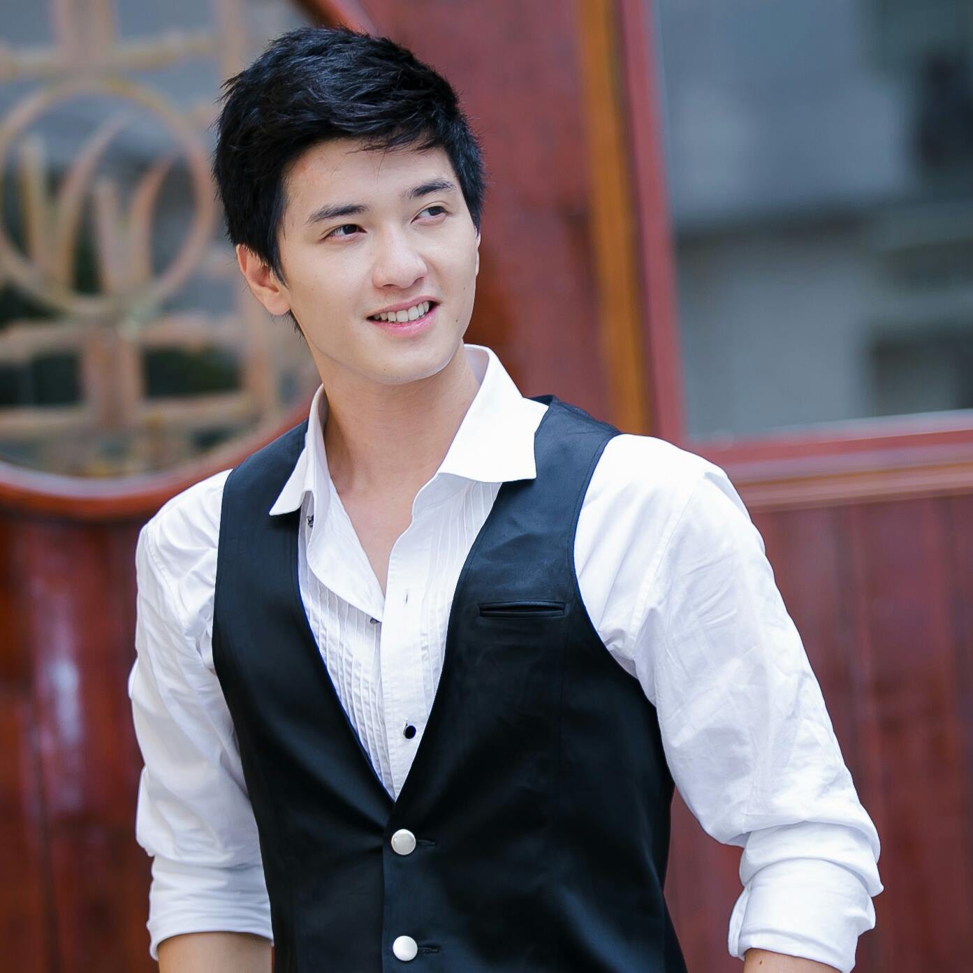 Huỳnh Anh c&uacute;i đầu xin lỗi Việt Hương - Ảnh 3.