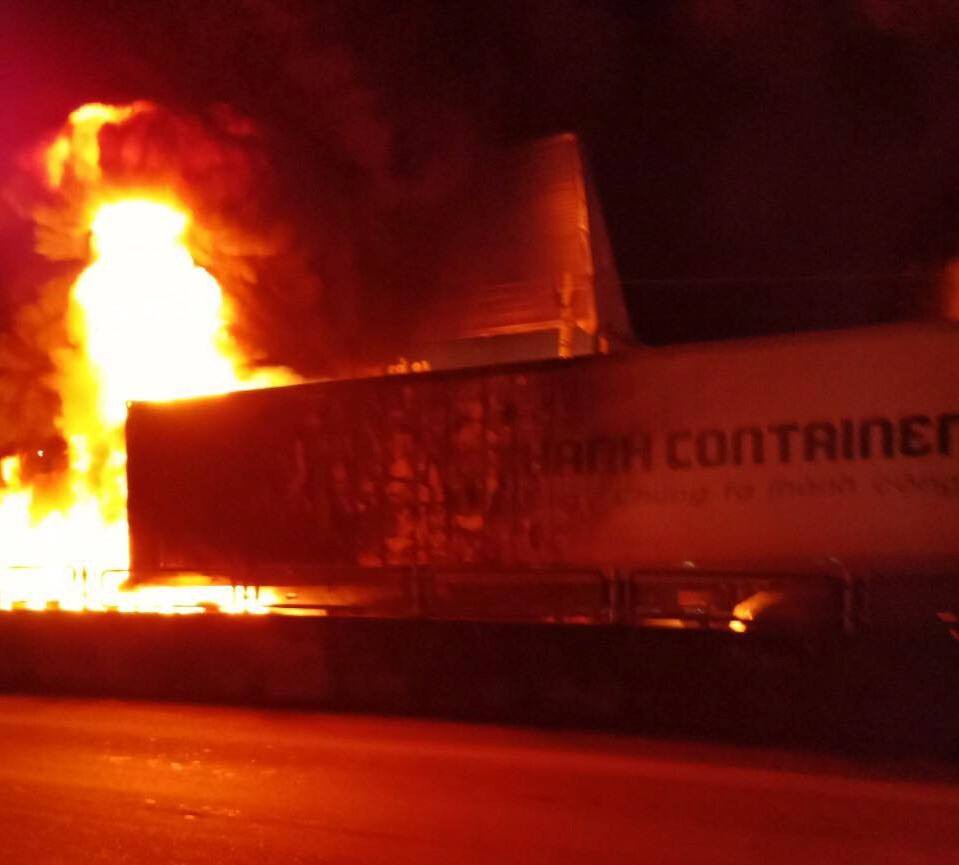 Sau tiếng nổ lớn, xe container cháy dữ dội, tài xế mở cửa lao ra ngoài