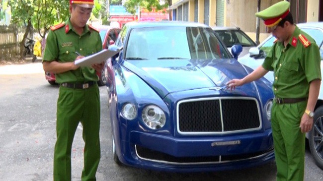 Công an xã giúp Việt kiều Mỹ buôn lậu "siêu xe"