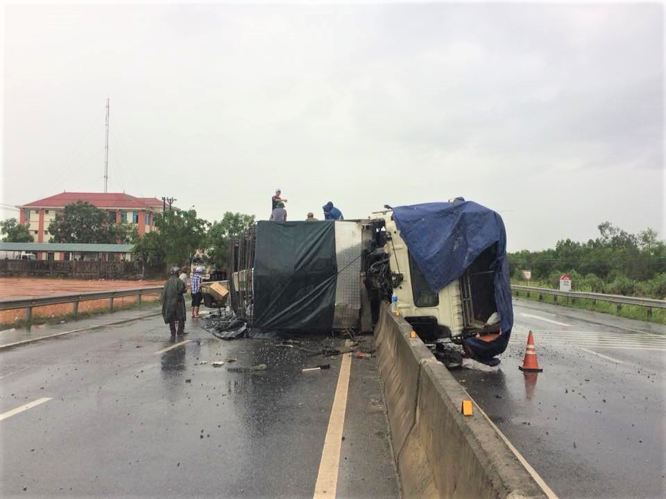 Xe tải lật ngang giữa Quốc lộ 1 - Ảnh 1.