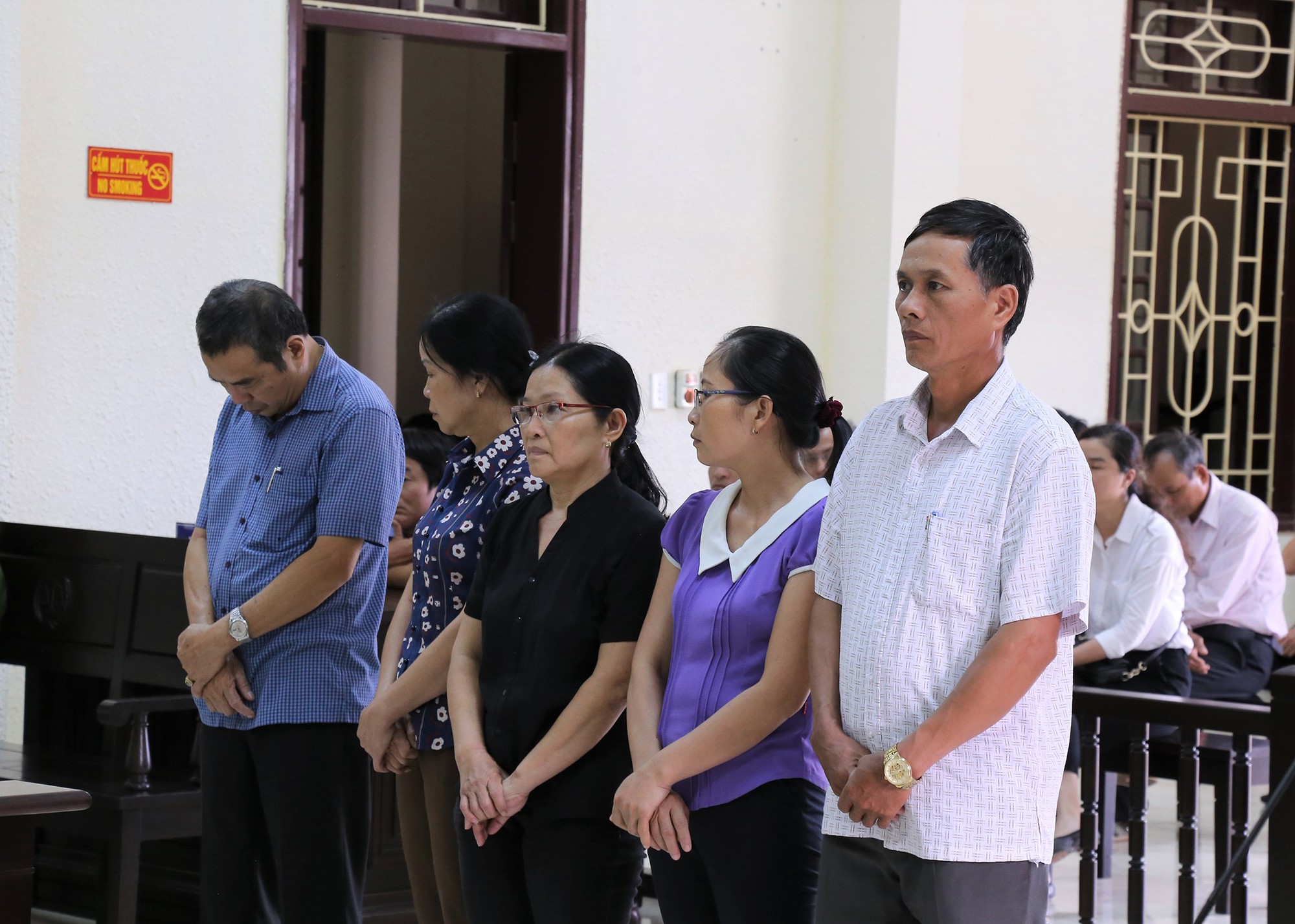 Chi sai hơn 1 tỉ đồng, 5 cán bộ lĩnh án tù - Ảnh 1.