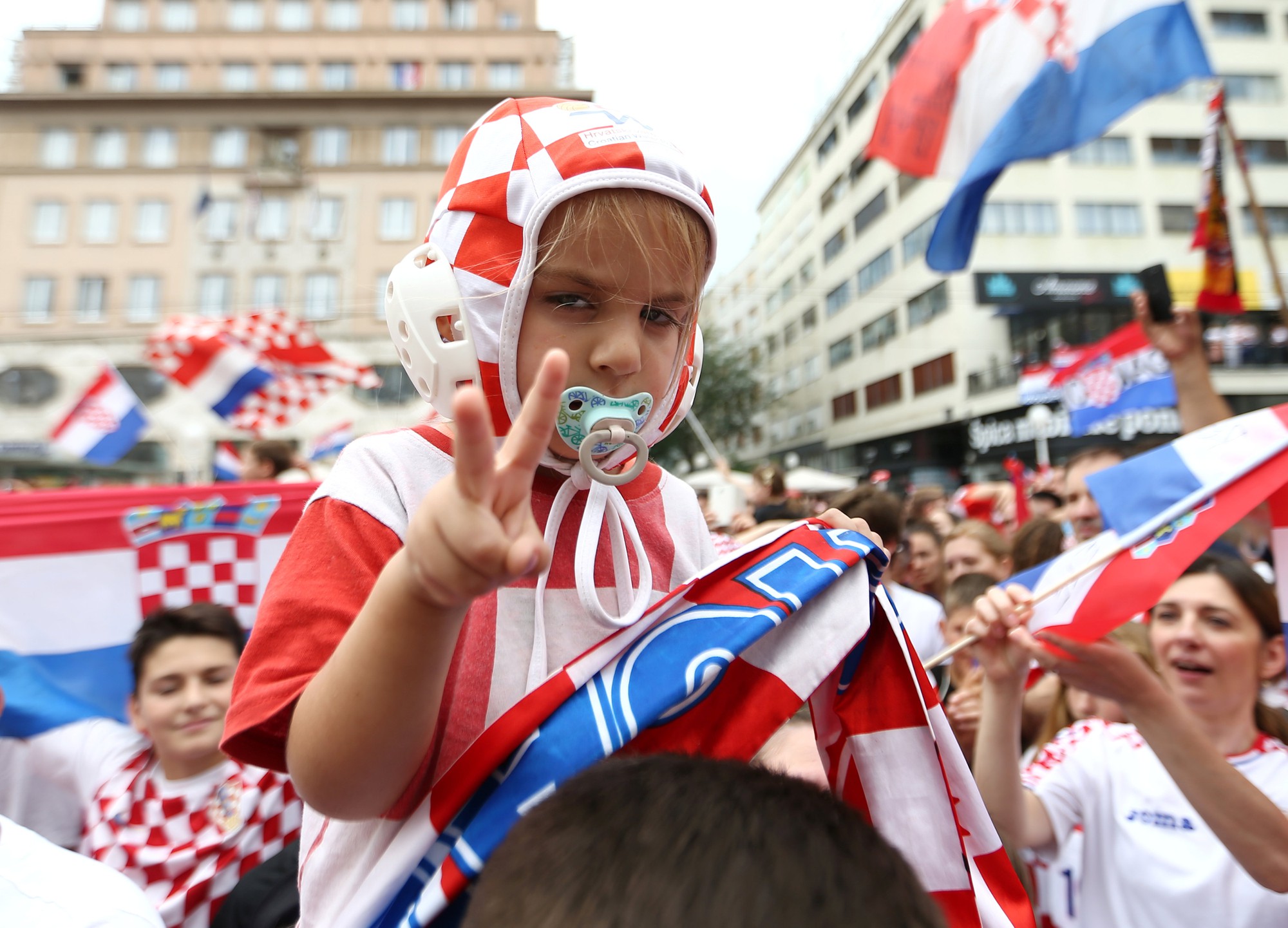Croatia được ch&agrave;o đ&oacute;n như người h&ugrave;ng tại qu&ecirc; nh&agrave; - Ảnh 16.