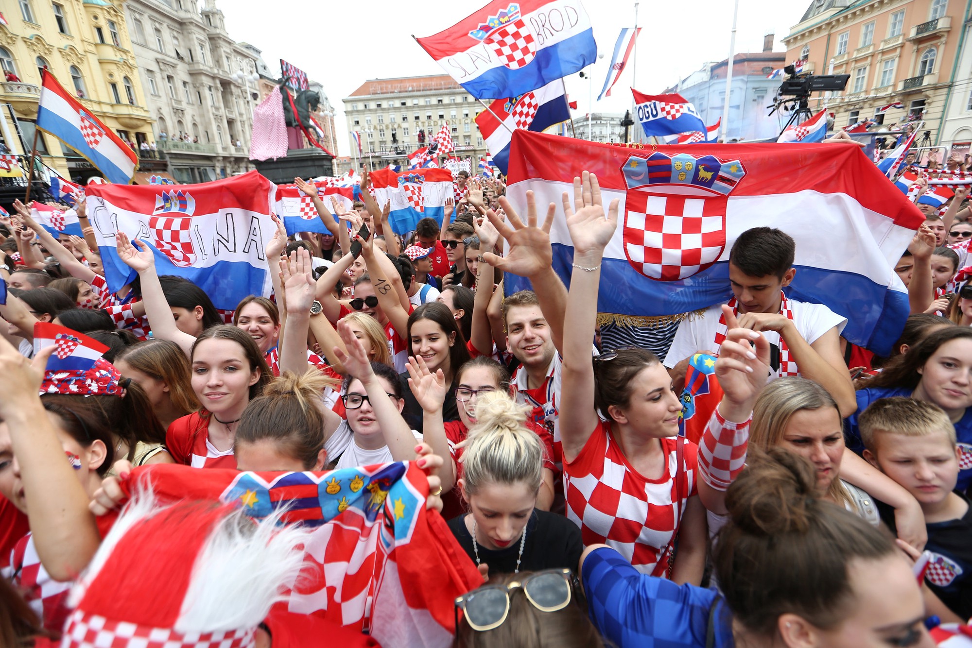 Croatia được ch&agrave;o đ&oacute;n như người h&ugrave;ng tại qu&ecirc; nh&agrave; - Ảnh 15.