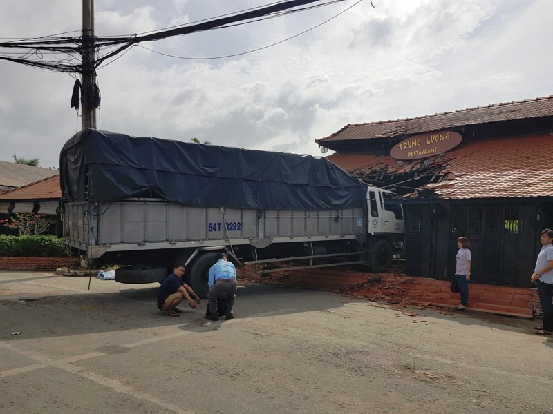 Tiền Giang: Xe tải lao thẳng vào nhà hàng Trung Lương