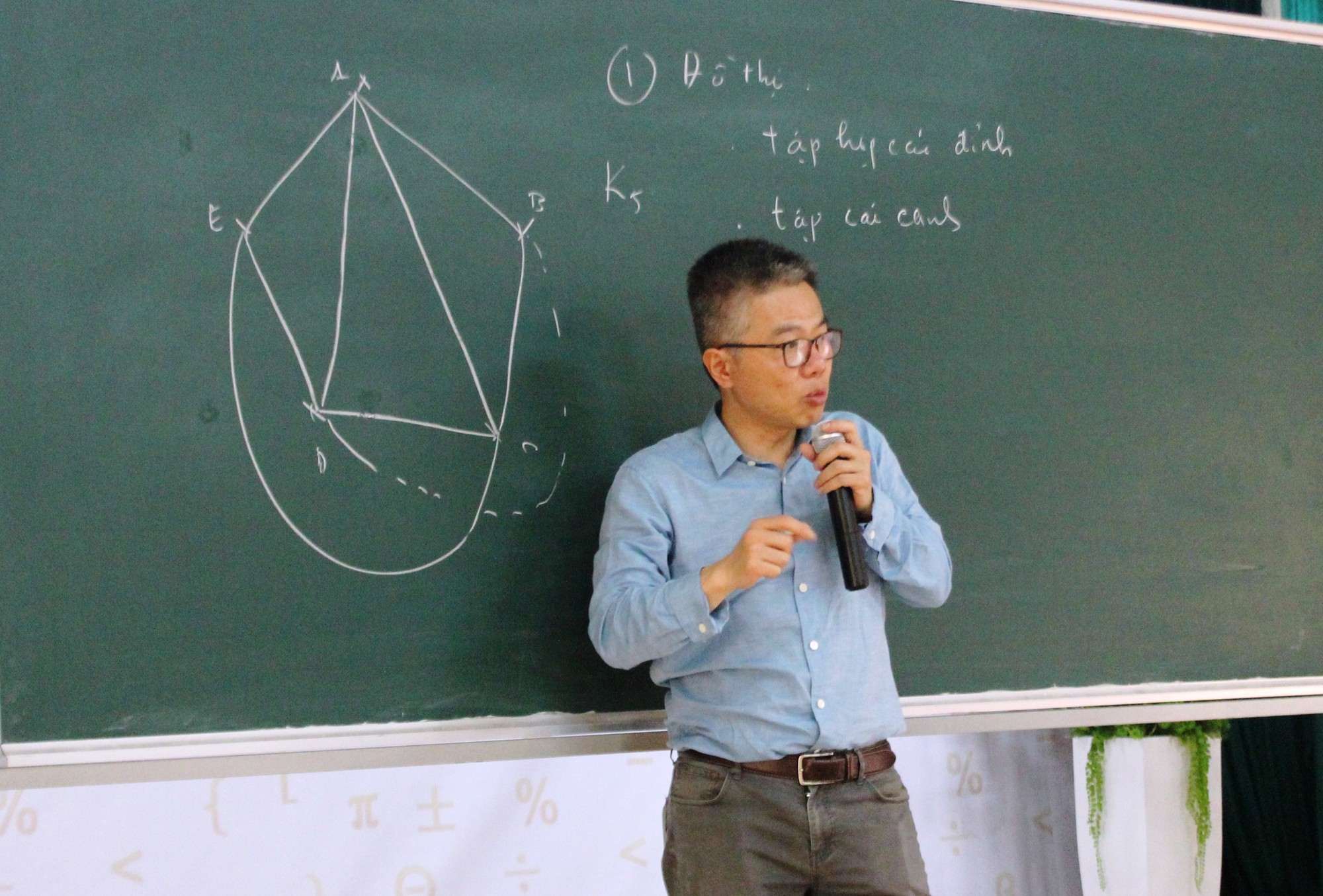 Giáo sư Ngô Bảo Châu mở “hộp đen” đam mê toán học
