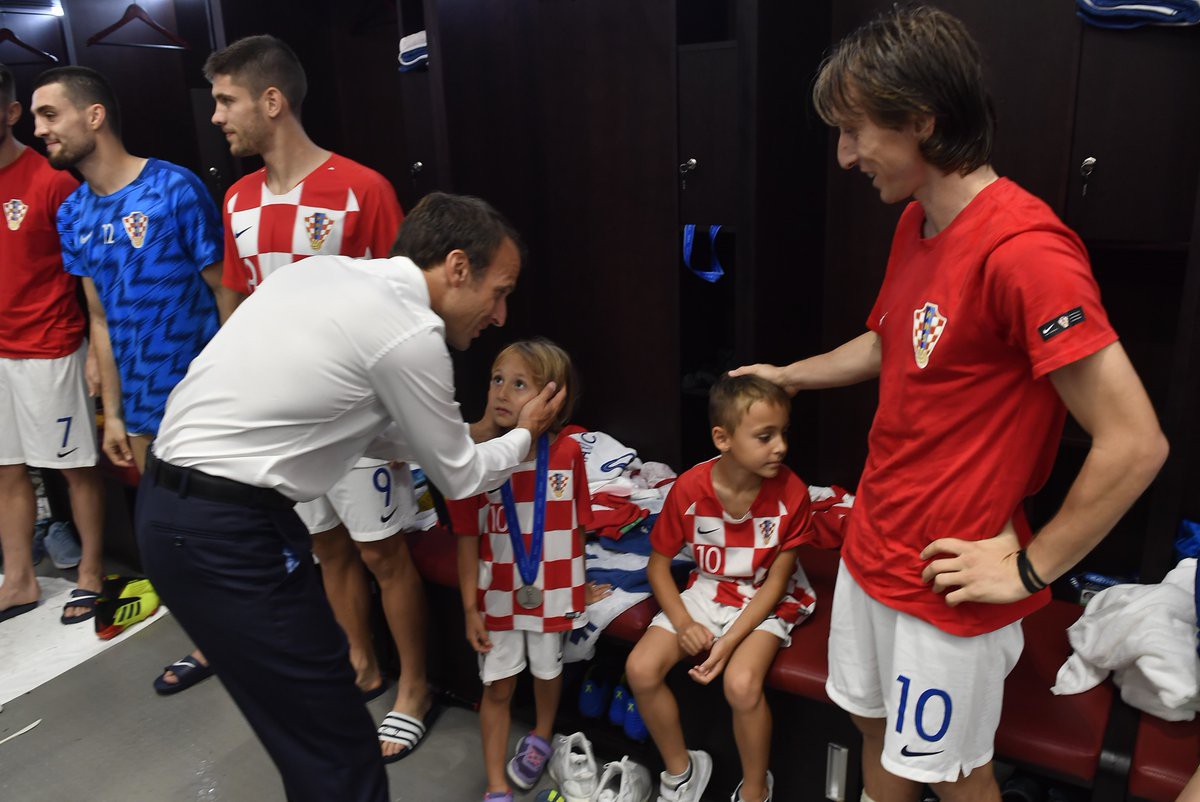 Xúc động cảnh Tổng thống Pháp an ủi 2 con Modric - Ảnh 3.