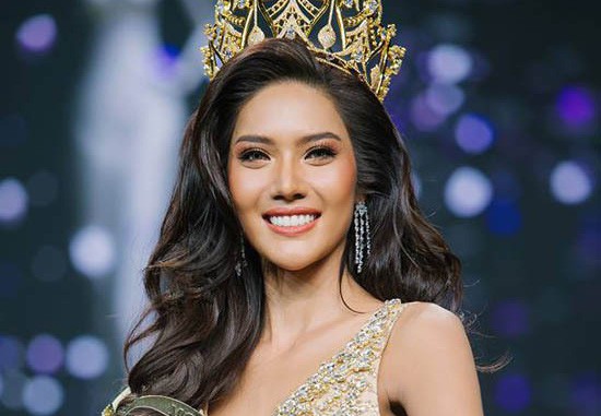 Xôn xao tân Hoa hậu Hòa bình Thái Lan quỳ lạy cha mẹ