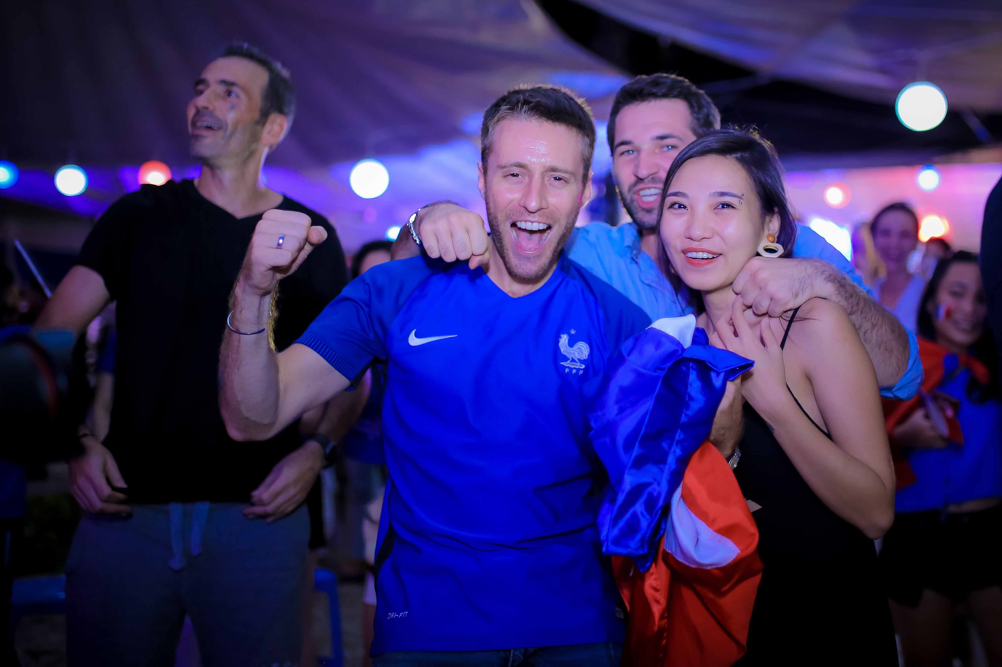 Ph&aacute;p v&ocirc; địch World Cup, CĐV Ph&aacute;p tại TP HCM vỡ &ograve;a hạnh ph&uacute;c - Ảnh 10.