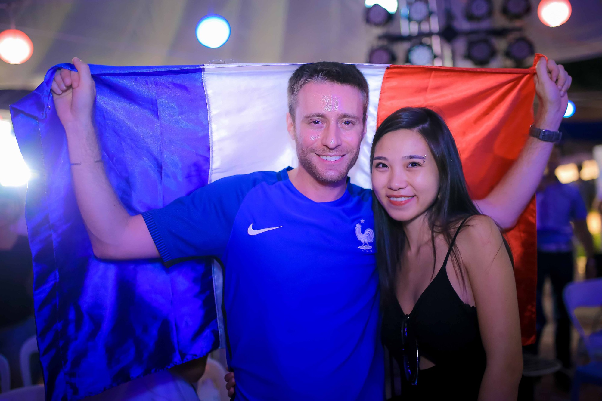 Ph&aacute;p v&ocirc; địch World Cup, CĐV Ph&aacute;p tại TP HCM vỡ &ograve;a hạnh ph&uacute;c - Ảnh 12.