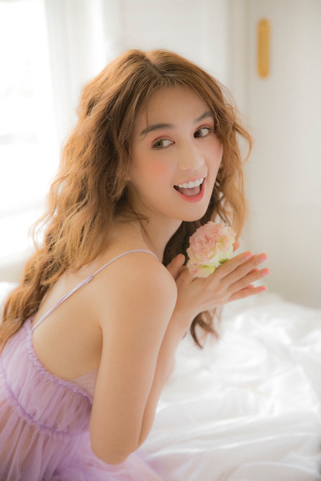 "Nữ hoàng nội y" Ngọc Trinh học diễn xuất