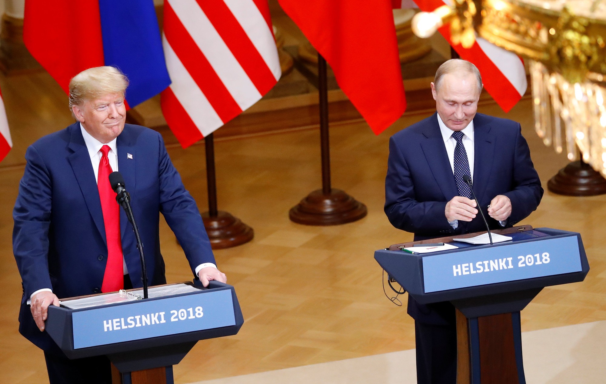 Bà Clinton hỏi ông Trump "chơi cho đội nào?