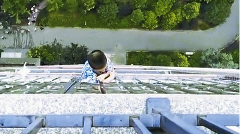 Bé 5 tuổi sống sót kỳ diệu sau khi rơi từ tầng 20